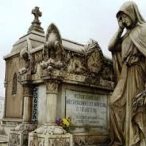 Tour nocturno en ¡Cementerio Presbítero Matías Maestro!