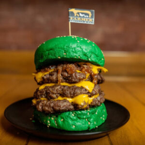 ¡FarmerBurguesa La Bestia Verde, Triple Hamburguesa de 130 Gr. 390 gr de Carne premium al carbón y nuestra espectacular mermelada de tocino!