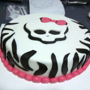 S/ 59.90 por torta elástica temática con elección de cake para 20 personas + delivery en Tortas D’uchis Sweets